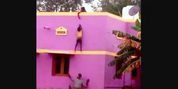 കളിച്ചുകൊണ്ടിരിക്കേ കാല്‍തെറ്റി, ടെറസില്‍ തൂങ്ങിക്കിടന്ന് നാലുവയസുകാരന്‍; അലറിവിളിച്ച് സഹോദരി, രക്ഷകനായി തെരുവോര കച്ചവടക്കാരന്‍