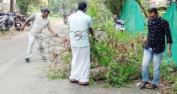 പാലക്കാട് വെണ്ണക്കര മെയിന്‍ റോഡിലേക്ക് വീണ് ഗതാഗത തടസം സൃഷ്ടിച്ച വാകമരം കൗൺസിലറുടെ നേതൃത്വത്തിൽ മുറിച്ചു മാറ്റി