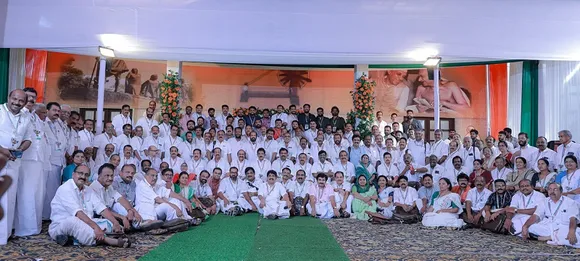 തെരഞ്ഞെടുപ്പില്‍ മത്സരിക്കുന്നവര്‍ക്ക് പ്രായ പരിധിയും തവണയും നിശ്ചയിക്കാനാവാതെ ചിന്തന്‍ ശിബിരം ! മൂന്നു തവണ മത്സരിച്ചവര്‍ മാറി നില്‍ക്കണമെന്ന് ആവശ്യമുയര്‍ന്നിട്ടും അതില്‍ തീരുമാനമായില്ല. 70 കഴിഞ്ഞവരുടെ കാര്യത്തിലും അനിശ്ചിതത്വം ! ഇരട്ട പദവിയിലും ധാരണയില്ല. സംഘടനാ പ്രമേയത്തില്‍ കൃത്യമായ നിലപാടില്ലാതെ ചിന്തന്‍ ശിബിരം സമാപിക്കുമ്പോള്‍