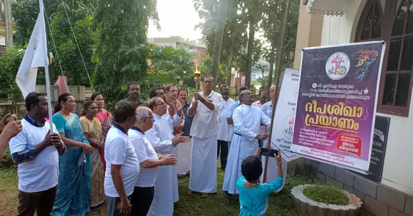 സി.എസ്.ഐ സഭ എഴുപത്തിയഞ്ചാം വാർഷീകം ; ദീപശിഖാ പ്രയാണത്തിന് ചാലിശേരി സെന്റ് ലൂക്ക്സ് ഇടവകയിൽ സ്വീകരണം നൽകി