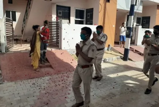 വീടിനുള്ളിൽക്കഴിയണമെന്ന് കൈകൂപ്പി ജനങ്ങളോടഭ്യർത്ഥിച്ച് പോലീസുകാർ. പോലീസിനുമേൽ പുഷ്പവൃഷ്ടി നടത്തി ജനങ്ങൾ !