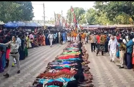 ഇതാ ഒരു വിചിത്ര ആചാരം ! സന്താനഭാഗ്യത്തിന് നിലത്ത് കിടക്കുന്ന സ്ത്രീകളുടെ മുകളിലൂടെ നടന്ന് പൂജാരി; വീഡിയോ