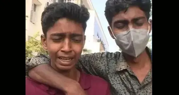 2020 വിടവാങ്ങുമ്പോള്‍ നമ്മള്‍ കാണുന്നത് മനുഷ്യത്വമില്ലായ്മയ്ക്കെതിരെയുള്ള മറ്റൊരു വിരല്‍ ചൂണ്ടല്‍ കൂടി ! തലസ്ഥാനത്ത് 22 കാരി മേയറായപ്പോള്‍ 17 കാരന്‍ അവന്‍റെ അച്ഛനെ അടക്കാന്‍ ശവക്കുഴി തോണ്ടുകയായിരുന്നു… യുപിയെ കടത്തിവെട്ടുകയാണോ കേരളം - ദാസനും വിജയനും !!