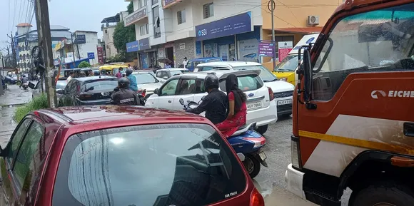 പാലക്കാട് റോബിൻസണ്‍ റോഡ് ഗതാഗതക്കുരുക്കിൽ. കുരുക്ക് ഒഴിവാക്കാന്‍ അധികൃതരടെ ശ്രദ്ധ പതിയണമെന്ന് ആവശ്യപ്പെട്ട് പൊതുജനം