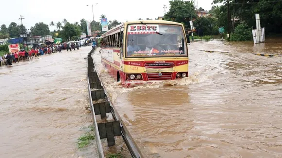 സ്വതവേ ചാലക്കുടിക്കാർ 'വെള്ള' ത്തിന്റെ കാര്യത്തിൽ ഒന്നാം സ്ഥാനത്താണെങ്കിലും ചാലക്കുടിക്കാരെ ഒന്നടങ്കം വെള്ളത്തിൽ മുക്കി കൊല്ലുവാൻ ശ്രമിച്ച സോഷ്യൽ മീഡിയ പ്രവാചകർക്കും മാധ്യമ മണ്ട ശിരോമണികൾക്കും ചാലക്കുടിക്കാരുടെ നൂറു .. നൂറു വിപ്ലവാശംസകൾ ! കേരളത്തിലെ ഡാമുകളിലും ആറുകളിലും വർഷങ്ങളായി അടിഞ്ഞുകൂടിയിരിക്കുന്ന ടൺ കണക്കിന് ചെളിയും മണലും നീക്കിയാൽ കെ എസ് ആർ ടി സിയിൽ ശമ്പളം കൊടുക്കാൻ അത് മതിയാകും. പക്ഷെ അതൊന്നും ആലോചിക്കാൻ സമയമില്ലല്ലോ ? - ദാസനും വിജയനും