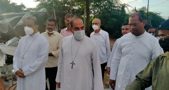 എറണാകുളം അങ്കമാലി അതിരൂപതാ ആർച്ച് ബിഷപ്പ് ആന്റണി കരിയിൽ പിതാവ് തകർക്കപ്പെട്ട അന്ധെരിയ മോഡ് ദേവാലയം സന്ദർശിച്ചു