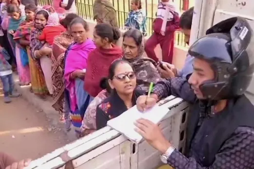 ഉള്ളിവാങ്ങാൻ നെടുനീളൻ ക്യൂ.. കല്ലേറിൽനിന്നു രക്ഷനേടാൻ തലയിൽ ഹെൽമറ്റ് വച്ചുകൊണ്ട് സവാള വിതരണം നടത്തുന്ന സർക്കാർ ജീവനക്കാർ