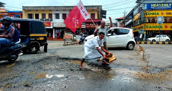 കണ്ണു തുറക്കാത്ത അധികാരികളുടെ മുഖത്തേയ്ക്ക് ചെളിവെള്ളം തേകി ബിഡിജെഎസ് നേതാക്കൾ