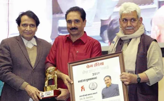 എൻ.കെ. പ്രേമചന്ദ്രൻ മികച്ച പാർലമെന്റേറിയനുള്ള പുരസ്ക്കാരം ഏറ്റുവാങ്ങി