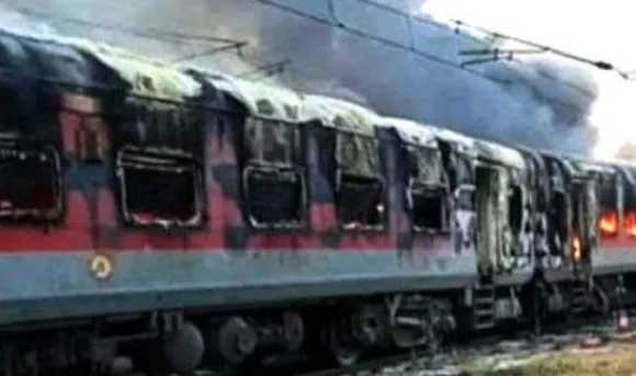 മധ്യപ്രദേശിലെ മൊറീനയിൽ ട്രെയിനിൽ തീപിടിത്തം; നാല് ബോഗികളിലേക്ക്‌ തീപടർന്നു; ആളപായമില്ല-വീഡിയോ