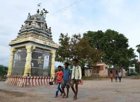 ഈ ഗ്രാമത്തിൽ ആരും കാലിൽ ചെരുപ്പ് ധരിക്കാറില്ല. പുറത്തുനിന്നു വരുന്നവരും ചെരുപ്പഴിച്ചുവച്ചേ ഗ്രാമത്തില്‍ പ്രവേശിക്കൂ. 70 വർഷമായി തുടരുന്ന ആചാരം