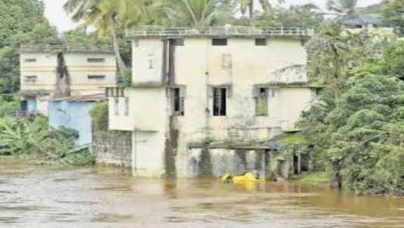 വാട്ടർ അതോറിറ്റിയുടെ ആലുവ ജലശുദ്ധീകരണശാലയിലെ ജീവനക്കാർ ജോലി ചെയ്യുന്നത് കോവിഡ് ഭീതിയിൽ