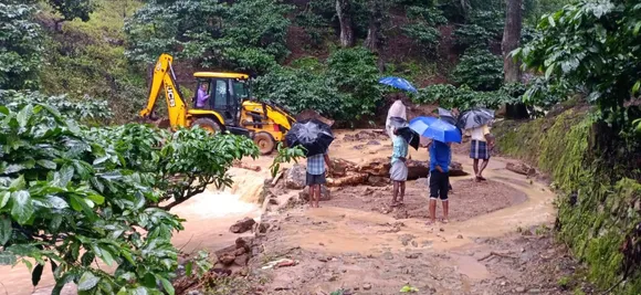 നെല്ലിയാമ്പതിയിൽ കനത്ത മഴ; ആദിവാസി കോളനിയിലെ കുടുംബങ്ങളെ മാറ്റി താമസിപ്പിച്ചു