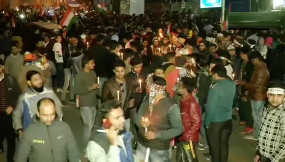 പൗരത്വ നിയമ ഭേദഗതി; ജാമിയ മിലിയയില്‍നിന്ന്  ഷഹീന്‍ബാഗിലേക്ക് മെഴുകുതിരി മാര്‍ച്ച്
