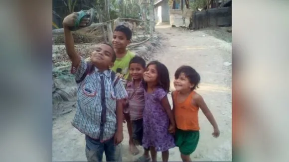 ഈ ‘ചെരുപ്പ് സെല്‍ഫി’ യിൽ കാണാം  നിഷ്‌കളങ്കത നിറഞ്ഞ കുരുന്നുമുഖങ്ങൾ