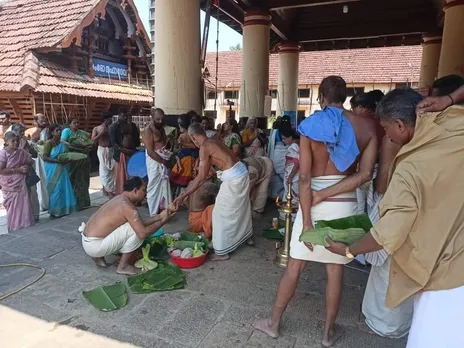 തൃക്കാരിയൂരിൽ ഭിക്ഷ സ്വീകരിക്കാൻ നരസിംഹാനന്ദ ബ്രഹ്മാനന്ദഭൂതി സ്വാമിയാരെത്തി.