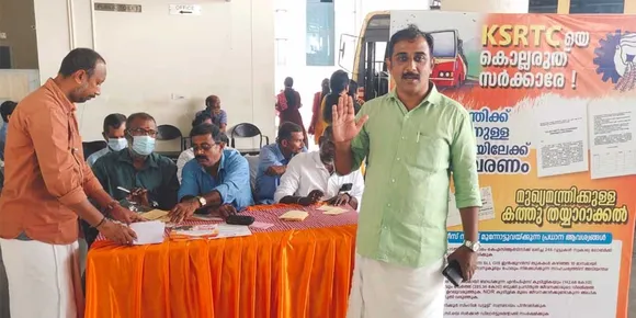 പൊതുഗതാഗതം സംരക്ഷിക്കുക: മുഖ്യമന്ത്രിക്കുള്ള ഭീമഹർജ്ജിയിലേക്ക് പാലക്കാട് ഡിപ്പോയിൽ ഒപ്പുശേഖരണം നടത്തി