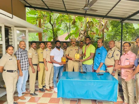 മിസ്റ്റർ യൂണിവേഴ്‌സ് ആൽബർട്ട് വിൽസനെയും പരിശീലകൻ സായി കൃഷ്ണയെയും കോടനാട് പോലീസ് ആദരിച്ചു