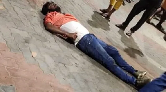 സ്‌കൂട്ടര്‍ തട്ടിയതിനെച്ചൊല്ലി പെട്രോള്‍ പമ്പില്‍ വച്ച് വാക്കുതര്‍ക്കം; കത്തിയെടുത്ത് വീശി യുവാവ്; കീഴ്‌പ്പെടുത്തി നാട്ടുകാര്‍; വീഡിയോ