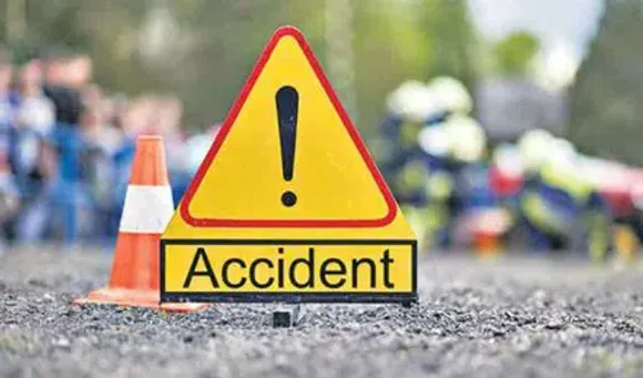 നിയന്ത്രണംവിട്ട ചരക്കുലോറി സ്കൂട്ടറിലിടിച്ച് സഹോദരങ്ങള്‍ക്ക് പരുക്ക്