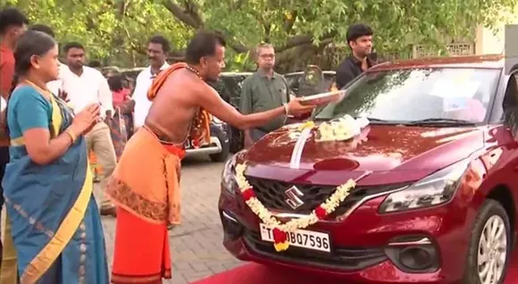 കമ്പനിയുടെ വളർച്ചയ്ക്ക് കൂട്ടായി നിന്നു; ജീവനക്കാർക്കായി 100 കാറുകൾ സമ്മാനിച്ച് ഐടി കമ്പനി