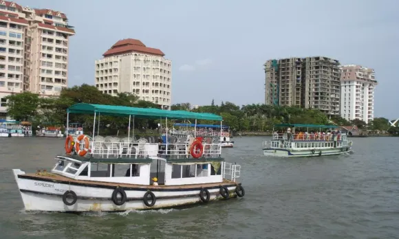 രേഖകള്‍ ഹാജരാക്കിയത് ഒരാള്‍ മാത്രം; ബോട്ട് സര്‍വീസുകള്‍ക്ക് പൂട്ടിട്ട് മരട് നഗരസഭ