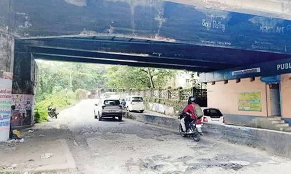 പാലായില്‍ നഗരയാത്ര കഠിനം പൊന്നയ്യപ്പാ ! പാലായുടെ സൗന്ദര്യമായിരുന്ന റിവര്‍വ്യൂ റോഡ് അപ്പാടെ തകര്‍ന്നു ! വര്‍ഷങ്ങള്‍ക്കു മുമ്പ് തുറന്നുകൊടുത്തിട്ടും പാലാ ബൈപ്പാസിന്‍റെ കുപ്പിക്കഴുത്തുകള്‍ക്കും മോചനമില്ല. മണ്ണ് മാറ്റാന്‍ ജെസിബി വന്നപ്പോള്‍ പോലും 'മമ്മൂഞ്ഞ് മോഡല്‍' ഉത്ഘാടനം നടത്തിയവര്‍ക്കും മിണ്ടാട്ടമില്ല. പാലാ വികസനം വെറും വാക്കും റോഡിലെ നാടകം കളികളുമായി മാറുമ്പോള്‍...