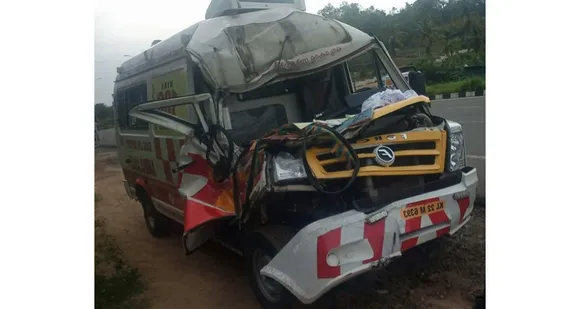 വടക്കഞ്ചേരിയിൽ ഓടിക്കൊണ്ടിരുന്ന ലോറിക്ക് പിന്നിൽ ആംബുലൻസ് ഇടിച്ച്കയറി ! നഴ്സിനും ഡ്രൈവർക്കും പരിക്ക്