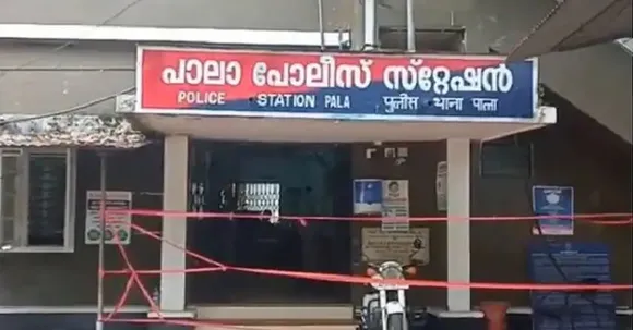 രാത്രി വരേണ്ട സമയമായിട്ടും വീട്ടിലെത്തിയില്ല; പാലാ ടൗണിലെ പഴം-പച്ചക്കറി വ്യാപാരിയെ ഷോപ്പിംഗ് കോംപ്ലക്‌സിലെ കടയില്‍ തൂങ്ങിമരിച്ച നിലയില്‍ കണ്ടെത്തി; കടയുടെ മുന്നില്‍ വച്ചിരുന്ന ബൈക്കില്‍ വീട്ടിലേക്കുളള തക്കാളി പൊതിഞ്ഞുവച്ച നിലയില്‍