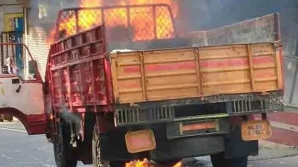 കോട്ടയത്ത്‌ ഓടിക്കൊണ്ടിരിക്കവെ ലോറി തീഗോളമായി മാറി ; ഡ്രൈവറും സഹായിയും രക്ഷപ്പെട്ടത് തലനാരിഴയ്ക്ക്