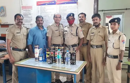 ഷൊർണ്ണൂർ റെയിൽവേ സ്‌റ്റേഷനിൽ നിന്ന് 10.25 ലിറ്റർ വിദേശ മദ്യം പിടികൂടി