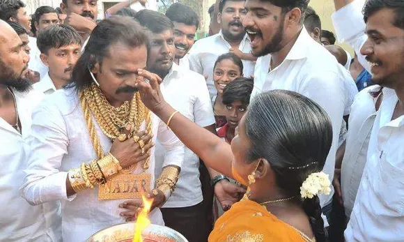 കയ്യിലും കഴുത്തിലുമായി അഞ്ച് കിലോ സ്വർണാഭരണം അണിഞ്ഞ് വോട്ട് ചോദിക്കാനിറങ്ങി; സ്വർണത്തിൽ കുളിച്ചുവന്ന് ആലങ്കുളത്തെ ഞെട്ടിച്ച് സ്ഥാനാർഥി