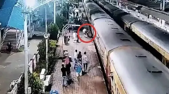 ഇത് രണ്ടാം ജന്മം ! ഓടിത്തുടങ്ങിയ തീവണ്ടിയില്‍ കയറുന്നതിനിടെ വീണ യാത്രക്കാരനെ രക്ഷിച്ച് ആര്‍പിഎഫ് ഉദ്യോഗസ്ഥന്‍; വീഡിയോ വൈറല്‍