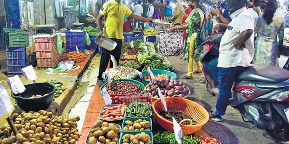 സർക്കാർ ഇതൊന്നും അറിയുന്നില്ലേ..? പച്ചമുളക് കിലോയ്ക്ക് 400രൂപ, ഇഞ്ചിക്ക് 200കടന്നു. തക്കാളിക്ക് 120. മല്ലിയിലയ്ക്ക് പോലും 120രൂപ. പച്ചക്കറിക്ക് ചരിത്രത്തിലെ ഏറ്റവും വലിയ വില. മീനിനും ചിക്കനുമെല്ലാം തീവില. സാധാരണക്കാരായ ജനങ്ങളുടെ നടുവൊടിയുന്നു. വിപണിയിൽ ഇടപെടാതെ കൈയുംകെട്ടി നോക്കി നിന്ന് സർക്കാർ. വിലക്കയറ്റം മാസങ്ങളോളം തുടരുമെന്ന് വ്യാപാരികൾ. ഇടത്തരക്കാർ എങ്ങനെ ജീവിക്കും...?