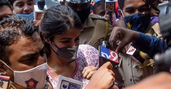 സ്നേഹത്തിന്‍റെ പേരില്‍ വേട്ടയാടുന്നു! തെറ്റുകാരി അല്ല, അറസ്റ്റിന് തയാറെന്ന് റിയ