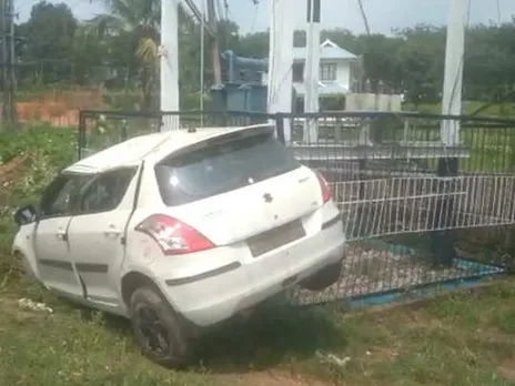 കാർ ട്രാൻസ്ഫോർമറിന്റെ  സുരക്ഷാ വേലിയിൽ ഇടിച്ചു വട്ടംകറങ്ങി; ദുരന്തം ഒഴിവായത് തലനാരിഴയ്ക്ക്