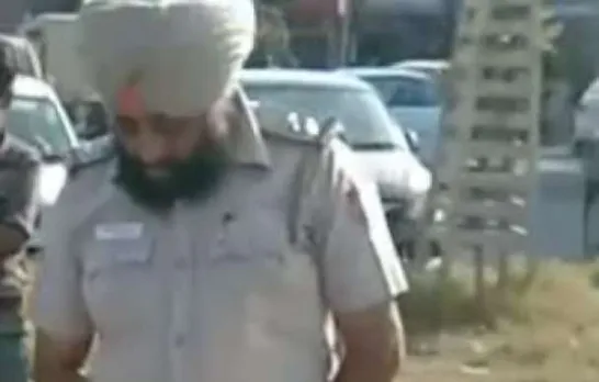 ജനക്കൂട്ടത്തെ സാക്ഷിയാക്കി പാര്‍ക്കിനു മുന്‍പില്‍ പരസ്യമായി മൂത്രമൊഴിച്ച എസ്.ഐ.കുടുങ്ങി. നിയമപാലകന്റെ മൂത്രശങ്ക തീര്‍ക്കല്‍ സാമൂഹ്യ മാധ്യമങ്ങള്‍ ആഘോഷിച്ചപ്പോള്‍ എസ്ഐയെ എ എസ് ഐ ആയി തരംതാഴ്ത്തി സര്‍ക്കാര്‍ നടപടി