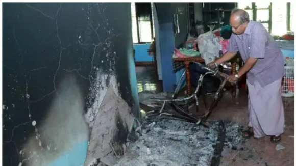 രാവിലെ  ഭിത്തിയിൽ പുക വന്ന് കറുത്ത നിറം, ഒന്നാം നിലയിൽ  നോക്കിയപ്പോൾ കാണുന്നത് സർവ്വത്ര നാശനഷ്ടം;  ചെന്നിത്തലയിൽ രാത്രിയിൽ വീടിന്റെ ഒന്നാം നിലയിൽ തീ പിടിച്ചു ഗൃഹോപകരണങ്ങൾ കത്തി നശിച്ചു, വീട്ടുകാർ അറിയുന്നത് പിറ്റേന്ന്