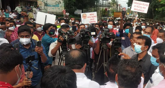 പാലാ രൂപതാധ്യക്ഷന് പിന്തുണയുമായി തെരുവിലിറങ്ങി വിശ്വാസികളും ! പാലായില്‍ നടന്ന മാര്‍ച്ചിലും ഐക്യദാര്‍ഢ്യസമ്മേളനത്തിലും പങ്കെടുത്തത് വന്‍ ജനാവലി. ബിഷപ്പു ഹൗസിലേക്ക് ഇനി മേലില്‍  പ്രതിഷേധം ഉണ്ടായാല്‍ നേരിടുമെന്ന് ക്രൈസ്തവ സംഘടനകളുടെ മുന്നറിയിപ്പും ! പ്രതിഷേധ പരിപാടികളില്‍ പങ്കെടുത്ത് ബിഷപ്പിന് പിന്തുണയുമായി ബിജെപി നേതാക്കളും