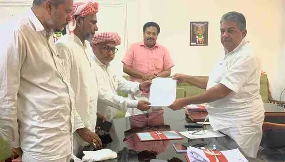 "തീരത്തിന്റെ ദുരിതമകറ്റാൻ കടൽഭിത്തി വേണം": കടലിന്റെ മക്കൾക്കായ് പൊന്നാനി തീരദേശ സംരക്ഷണ സമിതി സർക്കാരിന് നിവേദനം നൽകി