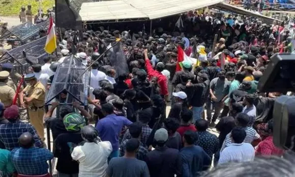 വിഴിഞ്ഞത്തെ മത്സ്യത്തൊഴിലാളി സമരം നിലനിൽപിനു വേണ്ടിയുള്ളതാണ്. അവർക്ക് വലിയ ആവശ്യങ്ങളൊന്നുമില്ല. കടലിൽ പോയി മത്സ്യം പിടിക്കണം. അത് വിൽക്കണം. അന്തിയുറങ്ങണം. ഇതിനായിട്ടാണ് അവരുടെ സമരം. മത്സ്യത്തൊഴിലാളികൾ പറഞ്ഞാൽ പറയുന്നത് ചെയ്യുന്നവരാണ്, സർക്കാരിനെപ്പോലെയല്ല. മുഖ്യമന്ത്രിയേയും മന്ത്രിമാരേയും സെക്രട്ടറിയറ്റിൽ കയറാൻ അവർ സമ്മതിക്കില്ല - തിരുമേനി എഴുതുന്നു