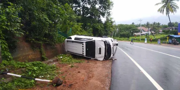 പാലക്കാട് - കോഴിക്കോട് ദേശീയപാതയിൽ പുതുപ്പരിയാരത്ത് കാര്‍ നിയന്ത്രണംവിട്ട് മറിഞ്ഞ് അപകടം. യാത്രക്കാര്‍ പരിക്കില്ലാതെ രക്ഷപെട്ടു