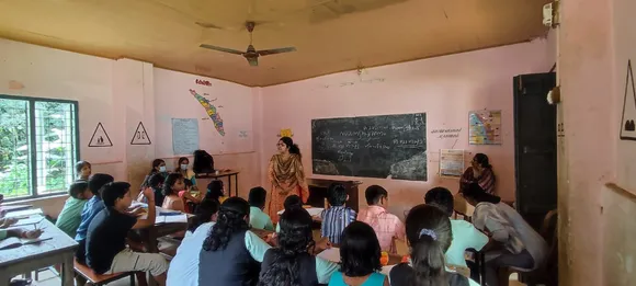 വലവൂർ ഗവ. യുപി സ്കൂളിൽ യുവസാഹിത്യകാരി അനഘ ജെ കോലോത്തിന്‍റെ നേതൃത്വത്തില്‍ സാഹിത്യകളരി നടത്തി