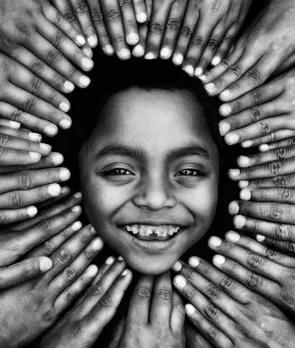 വിരലുകൾക്കുള്ളിലൊരു വികൃതിയുടെ മുഖം !