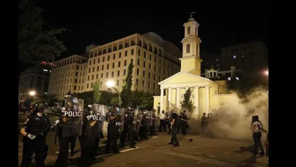 അമേരിക്കയിൽ പ്രതിഷേധം ഇരമ്പുന്നു .പ്രതിഷേധക്കാർ സെന്റ് ജോൺസ് ചർച്ചിന് തീയിട്ടു