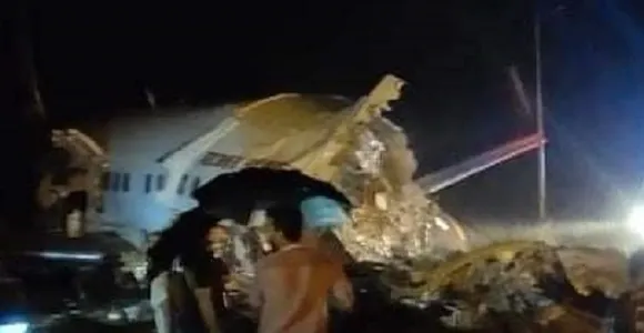 കരിപ്പൂര്‍ വിമാനപകടം: വിമാനം തെന്നി മാറി വീണത് 35 അടി താഴ്ചയിലേക്ക്. പൈലറ്റുമാര്‍ ഉള്‍പ്പെടെ 19 പേര്‍ മരിച്ചതായി സൂചന. ജീവനക്കാരടക്കം വിമാനത്തിലുണ്ടായിരുന്നത് 191 യാത്രക്കാര്‍. നൂറിലധികം യാത്രക്കാര്‍ക്ക് പരിക്ക്; പലരുടെയും നില ഗുരുതരമെന്ന് സൂചന. വിമാനത്തില്‍ നിന്ന് പുക ഉയരുന്നു