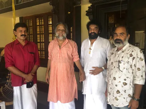ഗിരീഷ് കുന്നുമ്മലിന്‍റെ പുതിയ സിനിമ “പ്ലാവില  അണിയറയില്‍ , കുടുംബബന്ധങ്ങളുടെ തീവ്രതയിലൂന്നിയ ആവിഷ്ക്കാരം.