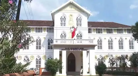 എറണാകുളം-അങ്കമാലി അതിരൂപതയിലെ വിമതരുടെ പ്രതിഷേധ റാലിക്കെതിരെ വിശ്വാസികള്‍ രംഗത്ത് വരുന്നു ! മാർപാപ്പയെയും വത്തിക്കാനെയും സഭാധ്യക്ഷനെയും ഇനിയും തെരുവില്‍ അവഹേളിക്കുന്നത് നോക്കിനിൽക്കാനില്ലെന്നു വിശ്വാസികൾ. എറണാകുളത്തുനിന്നും മറ്റു രൂപതകളിൽനിന്നുമുള്ള വിശ്വാസികളും  വിമതരുടെ സംഗമം തടയാനെത്തിയേക്കും ! സഭയിലെ തര്‍ക്കം തെരുവിലേക്ക് നീണ്ടാല്‍ കൈവിട്ടു പോകുമോയെന്നും ആശങ്ക.  ആഗസ്റ്റ് ഏഴിലെ വിമതരുടെ സംഗമം സംഘര്‍ഷത്തില്‍ കലാശിക്കുമോ ?