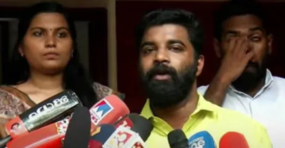 നിഖിലിന്റെ രേഖകൾ എല്ലാം ഒറിജിനലാണ്; സർട്ടിഫിക്കറ്റ് കാണാതെയാണ് വ്യാജമെന്നു വാർത്ത നൽകിയത്. 2018ൽ കായംകുളത്തെ കോളജിലെ യുയുസി എന്ന നിലയിലാണു നിഖിൽ യൂണിവേഴ്സിറ്റി യൂണിയൻ ഭാരവാഹിയായത്. കോളജിൽനിന്നു തിരഞ്ഞെടുക്കപ്പെടുമ്പോൾ നിഖിൽ അവിടുത്തെ വിദ്യാർഥിയായിരുന്നു. അതിനുശേഷമാണു കോഴ്സ് കാൻസൽ ചെയ്തത്’; ആലപ്പുഴയിലെ എസ്എഫ്ഐ നേതാവായ നിഖിൽ തോമസിന്റെ സർട്ടിഫിക്കറ്റ് ഒറിജിനലെന്ന് പി.എം ആർഷോ