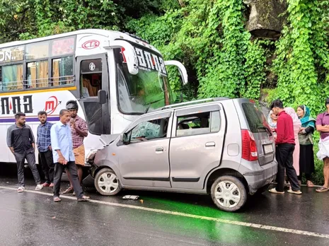 കൊല്ലം-തേനി ദേശീയപാതയിൽ ടൂറിസ്റ്റ് ബസും കാറും കൂട്ടിയിടിച്ച് നാലു പേര്‍ക്ക് പരുക്ക്; ഒരാളുടെ നില ഗുരുതരം